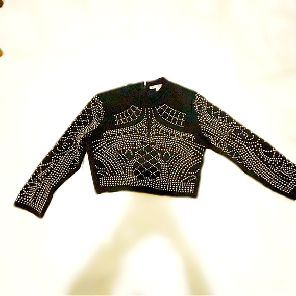 It Girl ✨$4 when bundled✨ long sleeve embellished studded crop top - Picture 3 of 7
